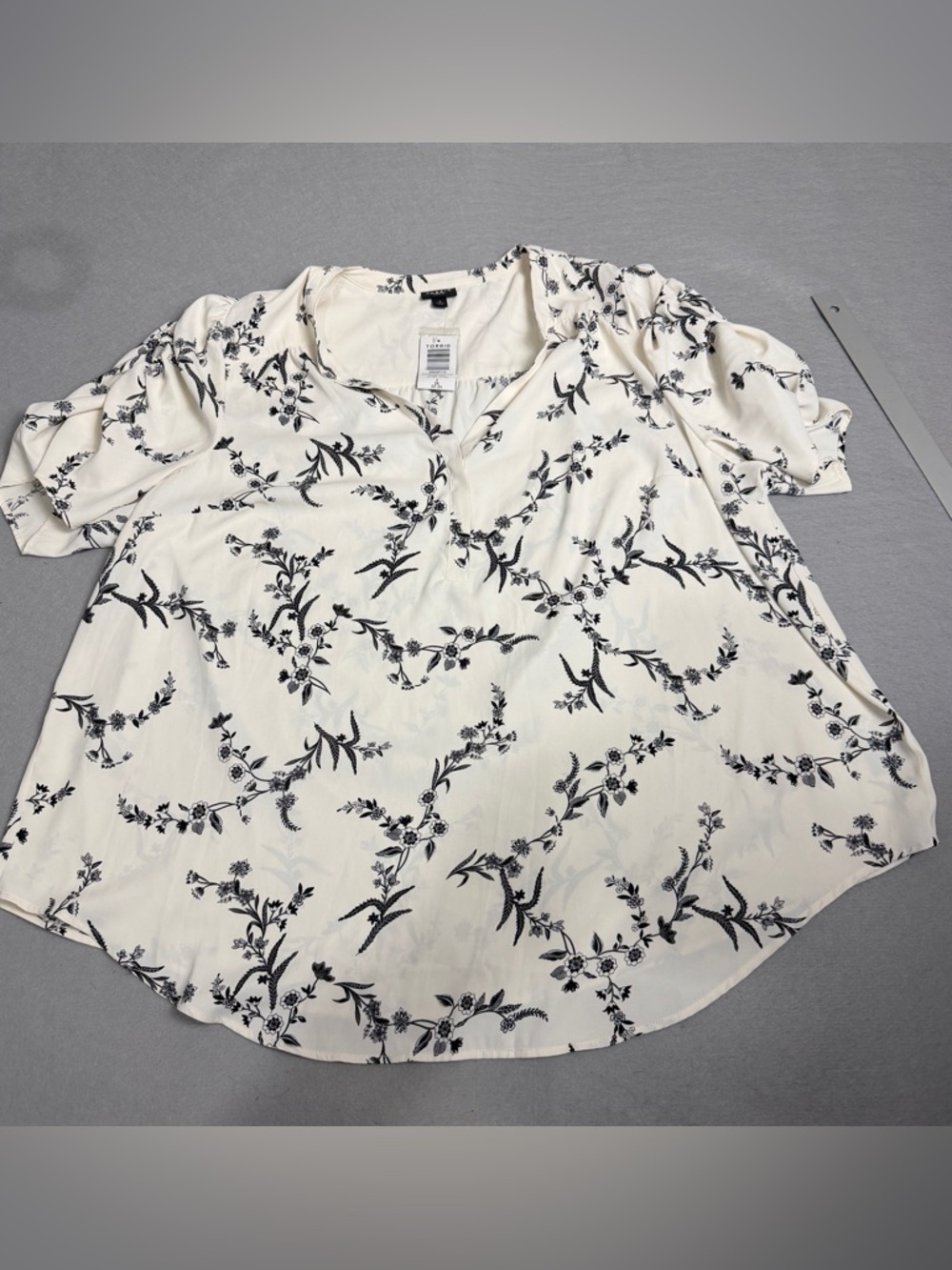 torrid Cream Floral Print Loose Fit Short Sleeve Blouse